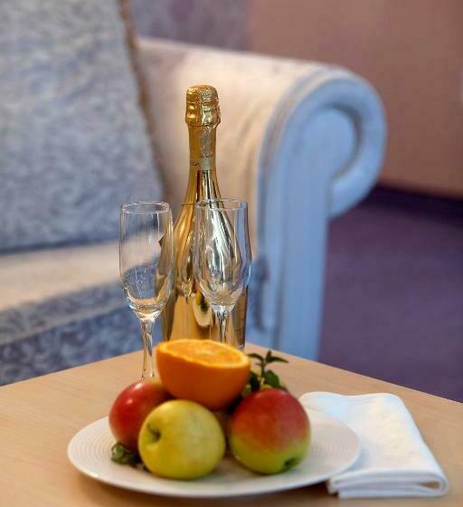 スタンダードスタジオ, Kristel Hotel