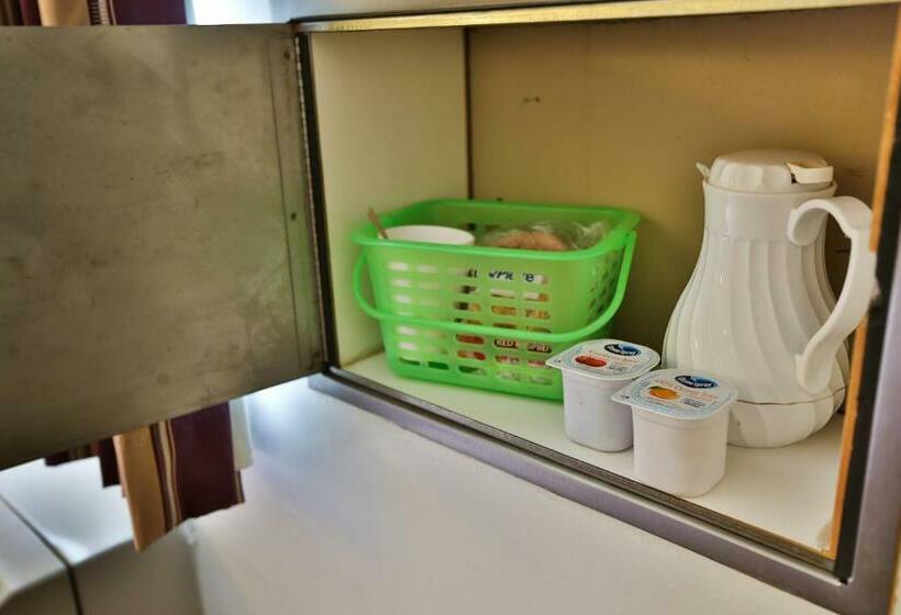 تختخواب در اتاق مشترک, Nittany Budget Motel