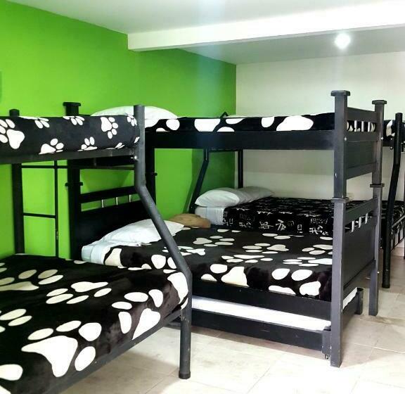 Habitación Familiar Superior, Hostal Y Camping Los Girasoles