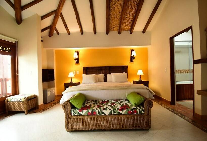 Люкс, Campanario De La Villa