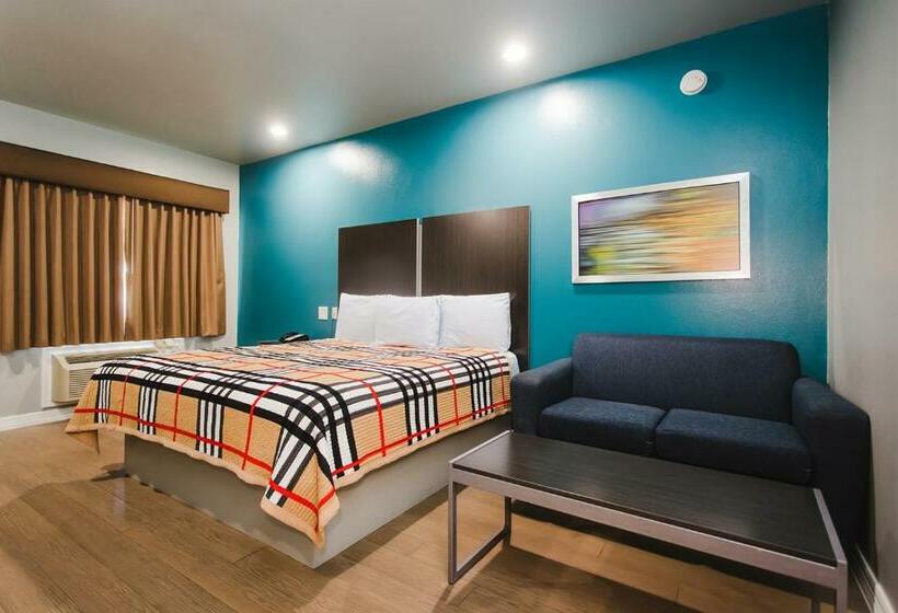 חדר סטנדרט עם מיטת קינג, Econo Lodge Inn & Suites