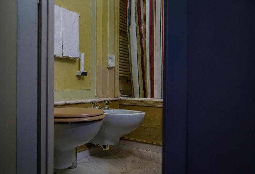 小型豪华套房, Posta R.t.a