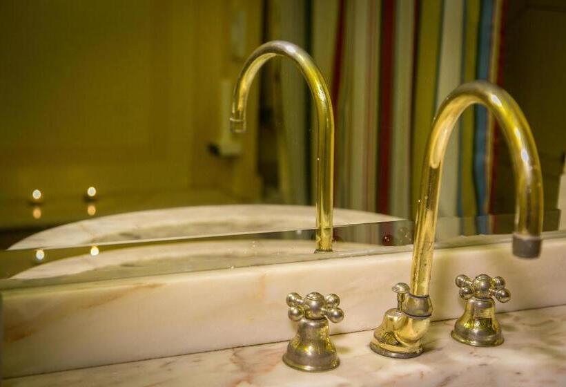 小型豪华套房, Posta R.t.a