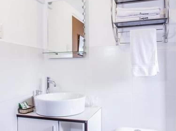 חדר משפחתי, Samana B&b