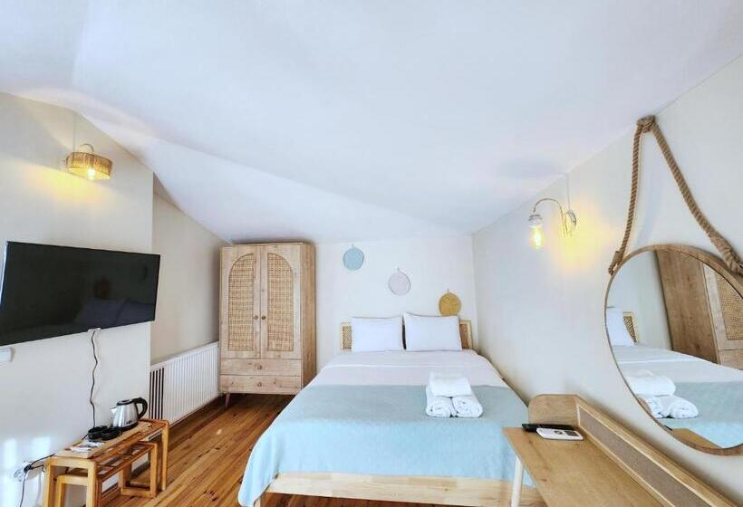 جناح مزود بتراس, Aya Butik Otel