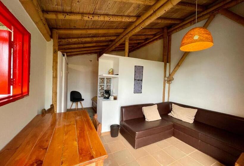 スタンダードスタジオ, Hostal Tralala Salento