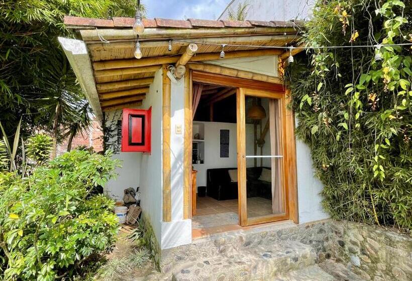 スタンダードスタジオ, Hostal Tralala Salento