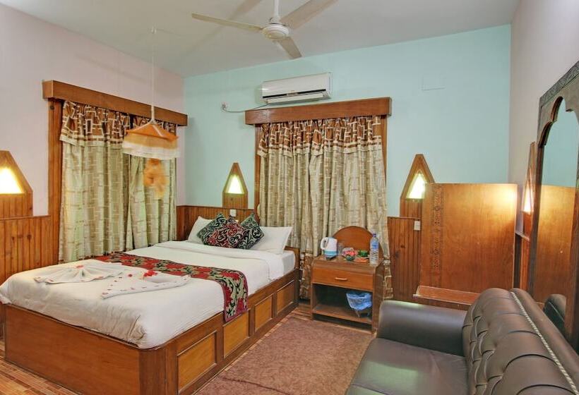Deluxe room with river view, Riverside With Swimming Pool