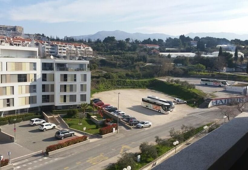 이코노미 룸, Zagreb