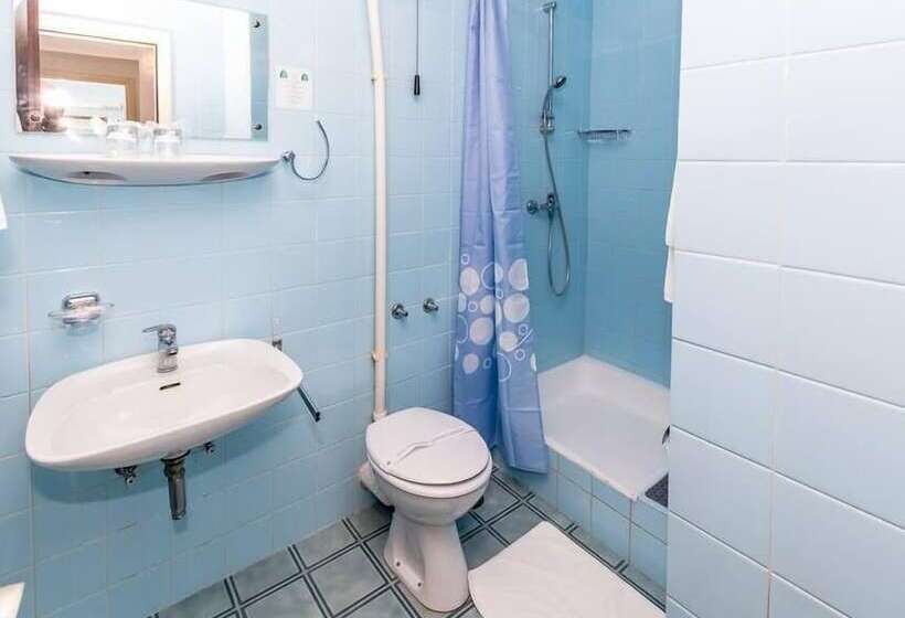 이코노미 룸, Zagreb