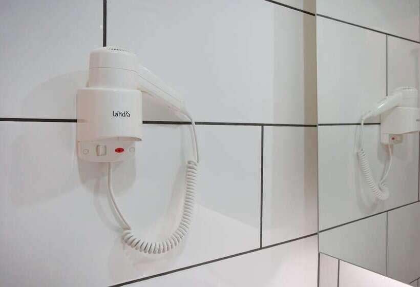 اتاق استاندارد سه نفره, Lazdana Hotel Kuala Lumpur