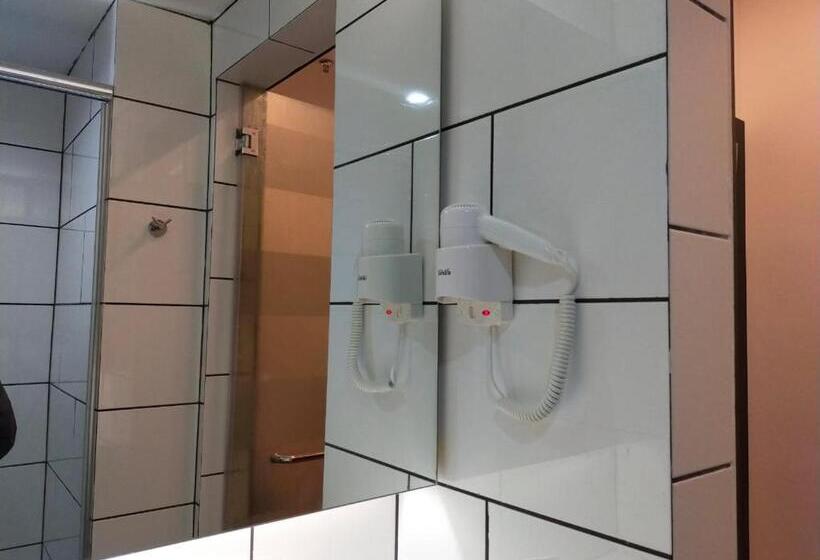 اتاق استاندارد سه نفره, Lazdana Hotel Kuala Lumpur