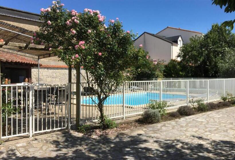 Дом 4 Спальни, La Villa Des Roses Gîte Chambres D Hôtes Piscine Chauffée