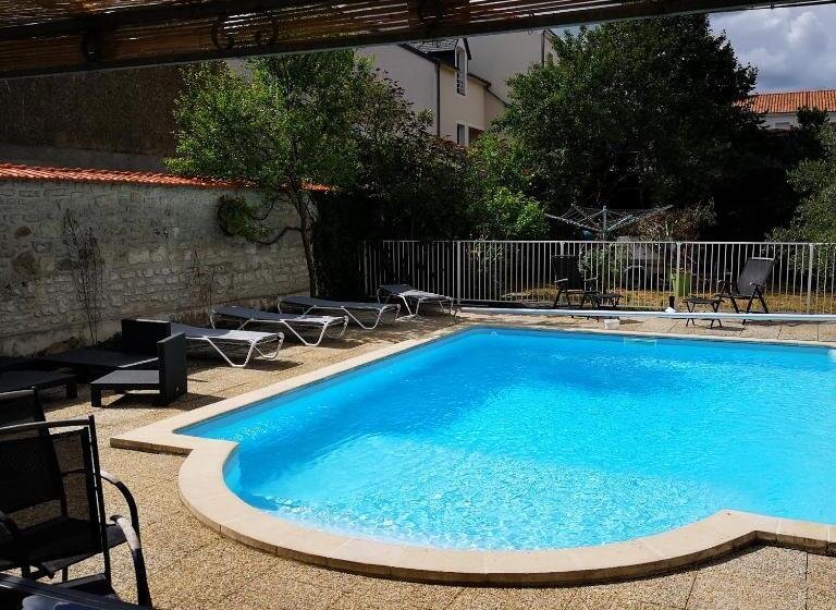 Дом 4 Спальни, La Villa Des Roses Gîte Chambres D Hôtes Piscine Chauffée