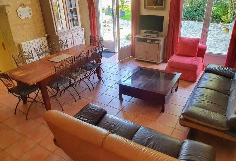 Дом 4 Спальни, La Villa Des Roses Gîte Chambres D Hôtes Piscine Chauffée