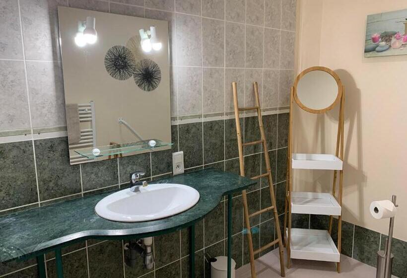 Дом 4 Спальни, La Villa Des Roses Gîte Chambres D Hôtes Piscine Chauffée