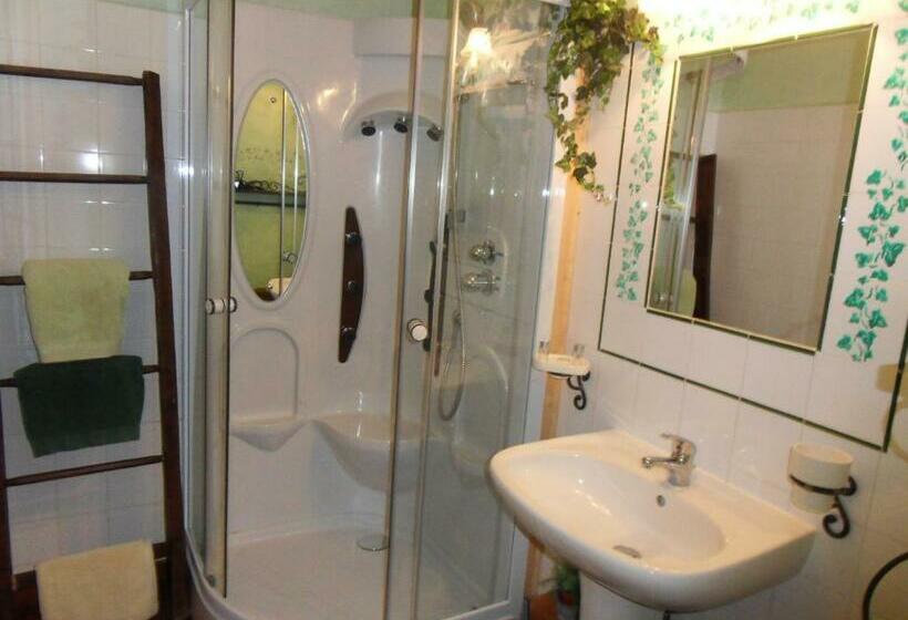 غرفة قياسية ثلاثية, L'estapade Des Tourelons