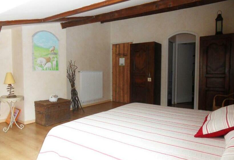 غرفة قياسية ثلاثية, L'estapade Des Tourelons