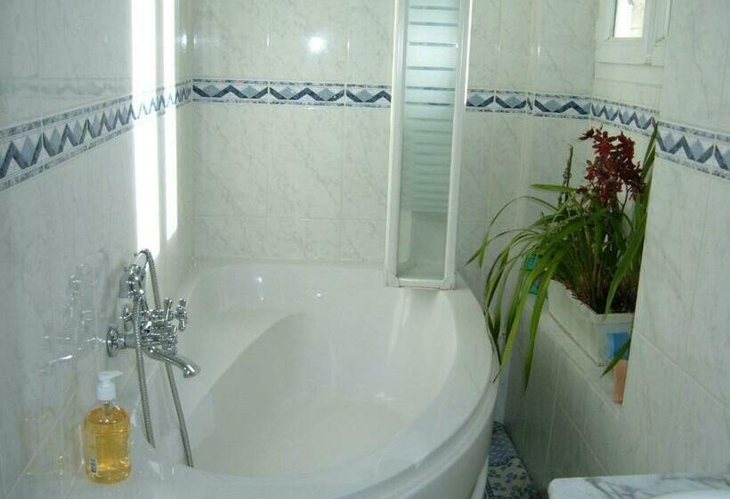 غرفة قياسية مطلّة علي الحديقة, Le Jardin De Cécile Et Benoit   Bed And Breakfast