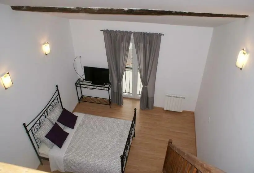 Perhehuone, Crezilles Hotes