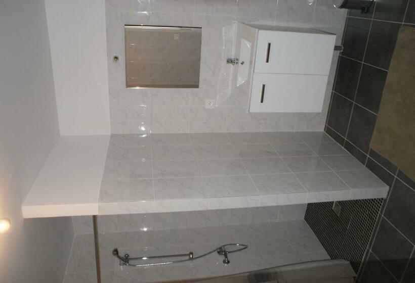 חדר משפחתי, Crezilles Hotes