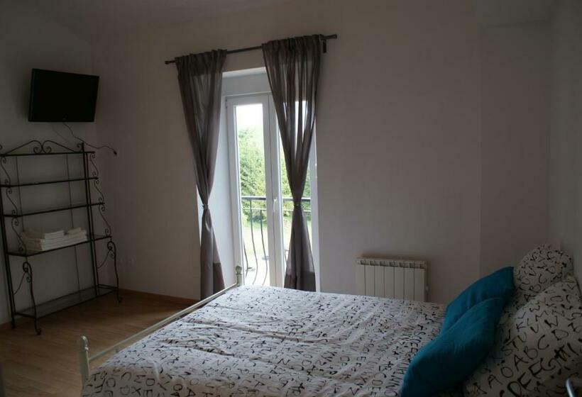 חדר משפחתי, Crezilles Hotes