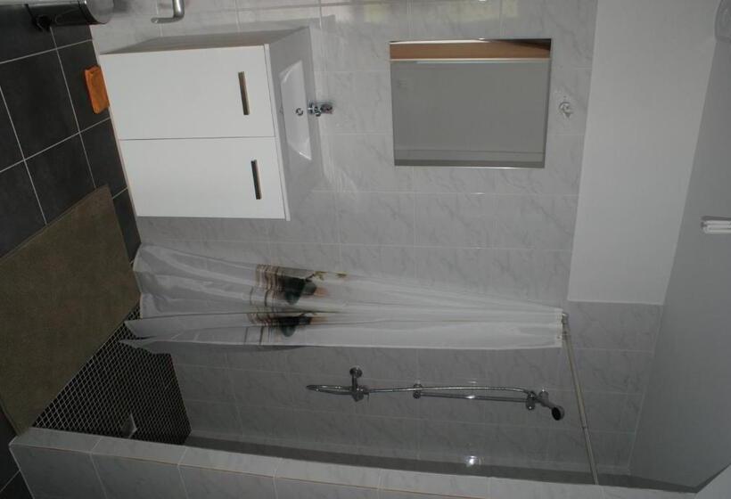 חדר משפחתי, Crezilles Hotes