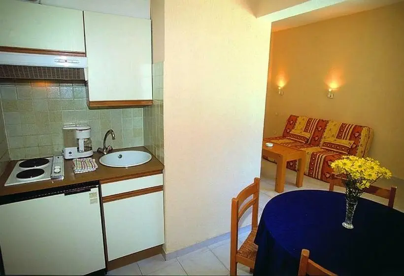 اتاق راحتی, Hôtel Lou Paouvadou
