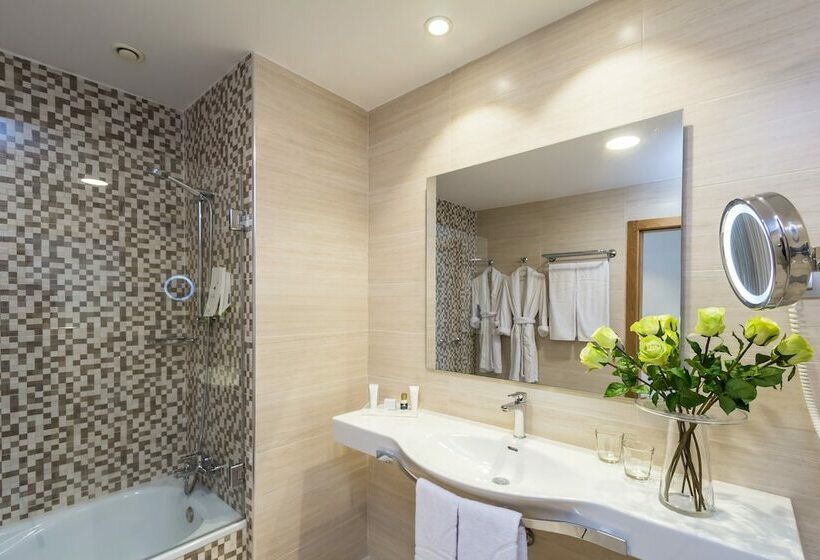 غرفة قياسية إطلالة جانبية علي البحر, Royal Palm Resort & Spa - Adults Only