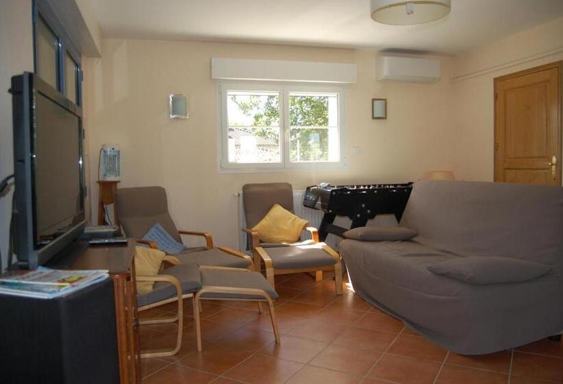 غرفة قياسية, Douce France 82