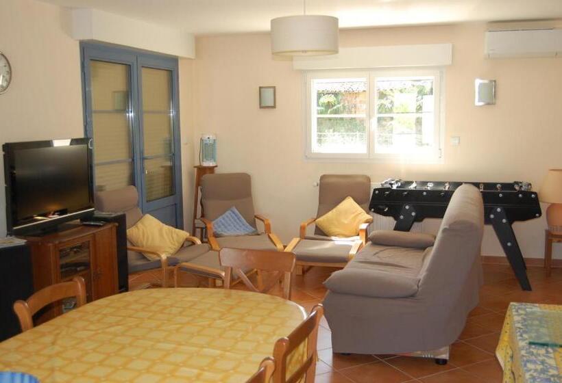 شقة غرفتين, Douce France 82