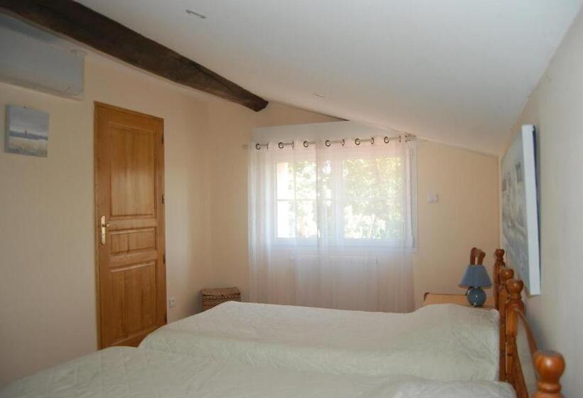 غرفة قياسية, Douce France 82