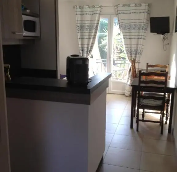 Standard-studio Parveke, La Bastide Des Pins