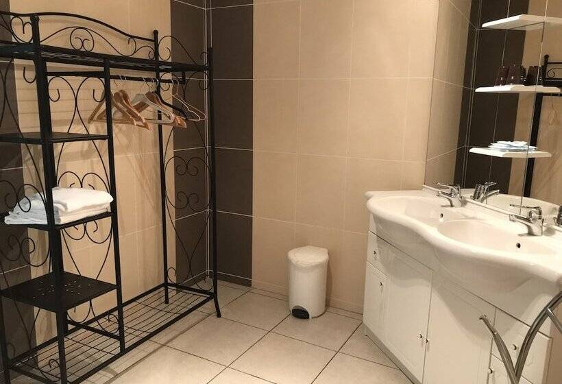 جناح, La Ferme Aux Biches