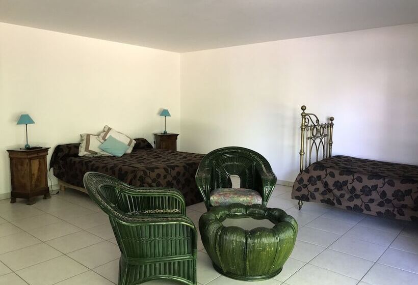 جناح, La Ferme Aux Biches