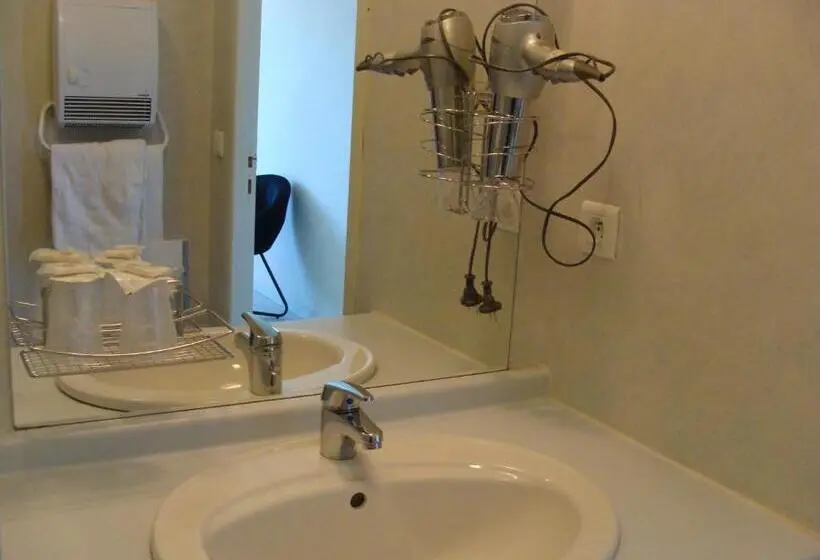 Standard Kolmen Hengen Huone, Abel Hôtel