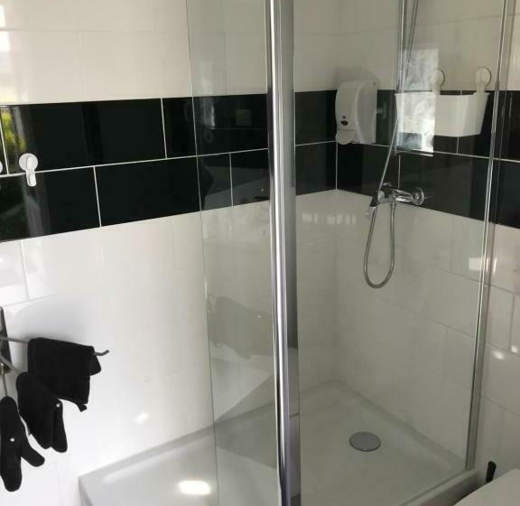 اتاق استاندارد سه نفره, Auberge Le Cheval Blanc