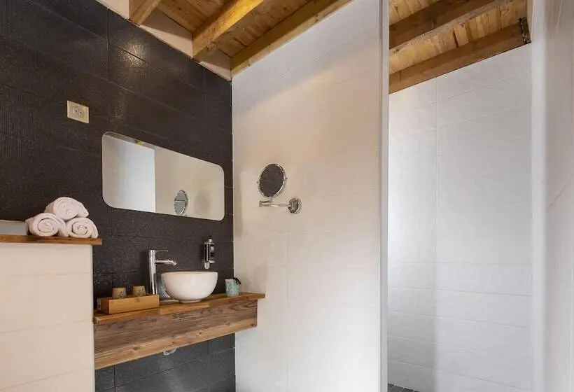 Perhehuone, Cocoon Inn