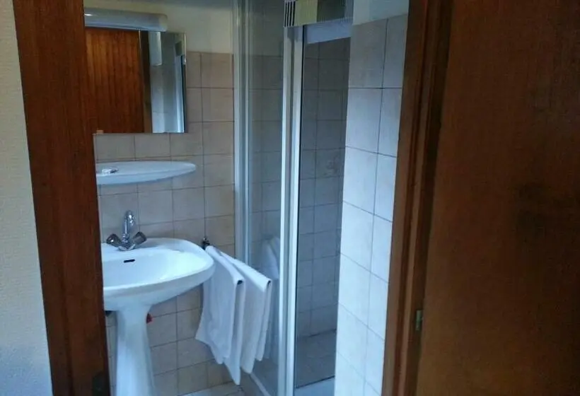 Standard Kolmen Hengen Huone, Hôtel Le Mont Jorat