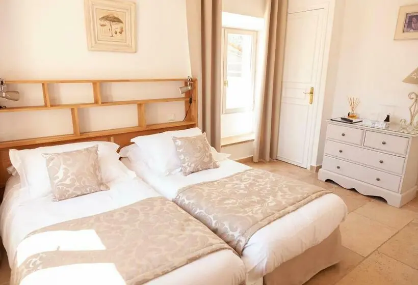 山の見えるテラス付きスタンダードルーム, Auberge Du Vieux Château