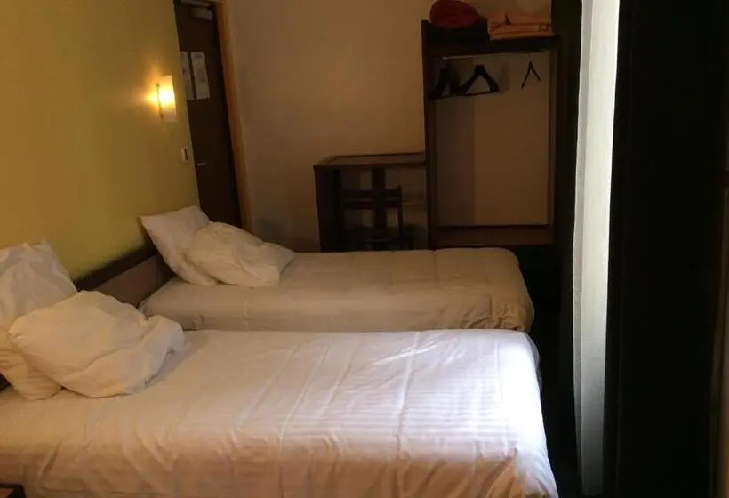 Standard Kolmen Hengen Huone, De La Place