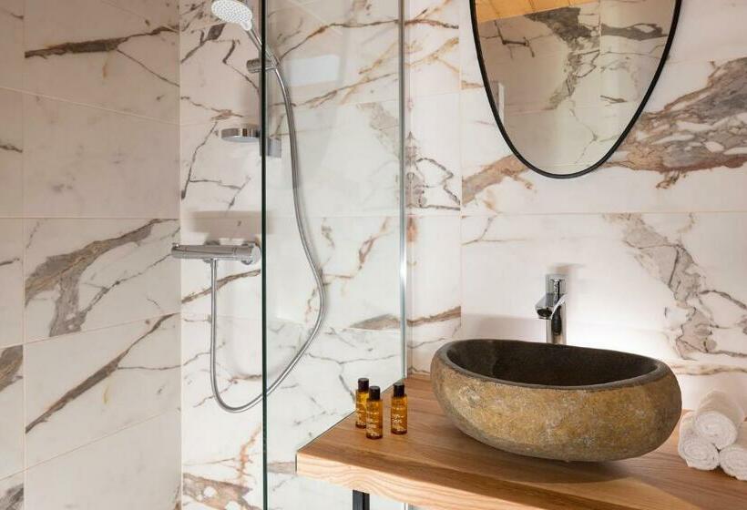 غرفة قياسية ثلاثية مزودة بشرفة, Hôtel Et Spa Le Vermont