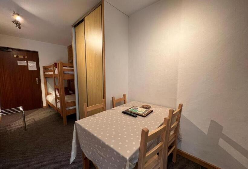 استودیوی استاندارد, Hôtel Igloo