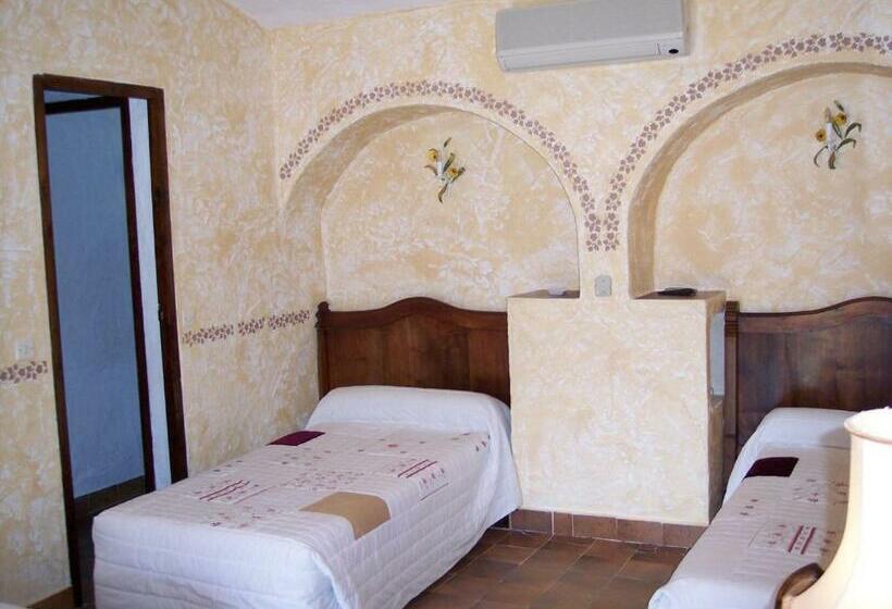 חדר סטנדרט לשלושה, Hôtel La Pierrerie