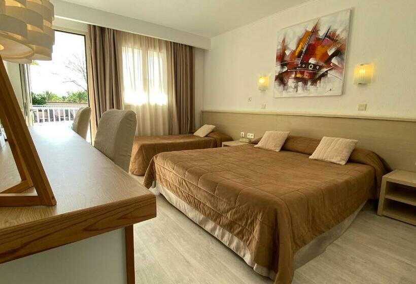 Трехместный Номер Стандарт Вид на Бассейн, Hôtel Restaurant L Empereur