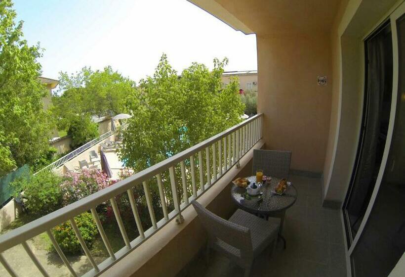 Номер Superior Вид на Бассейн, Hôtel Restaurant L Empereur