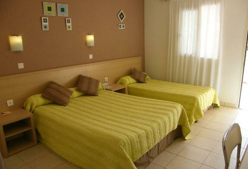 Трехместный Номер Стандарт Вид на Бассейн, Hôtel Restaurant L Empereur