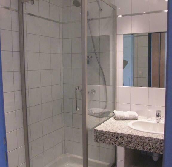 Трехместный Номер Стандарт Вид на Бассейн, Hôtel Restaurant L Empereur