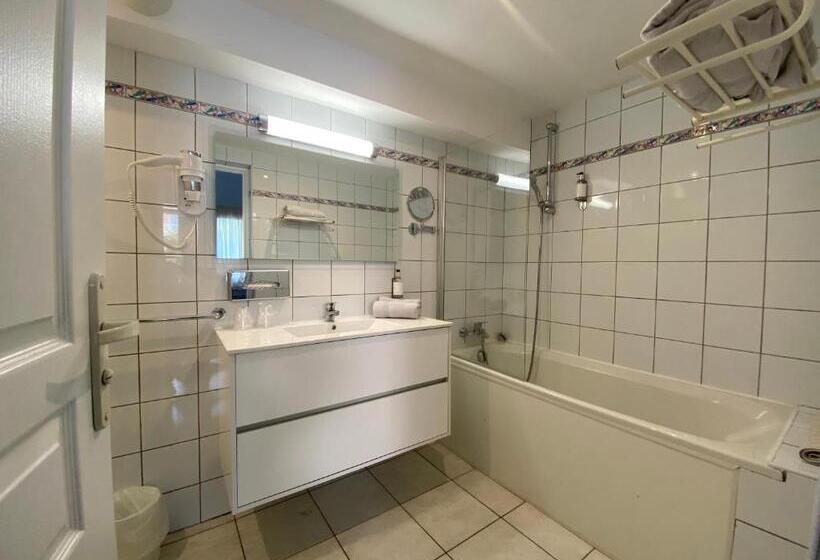 Трехместный Номер Стандарт Вид на Бассейн, Hôtel Restaurant L Empereur