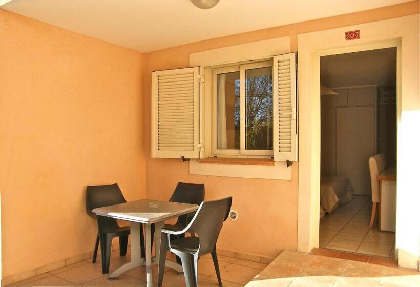 Трехместный Номер Стандарт Вид на Бассейн, Hôtel Restaurant L Empereur